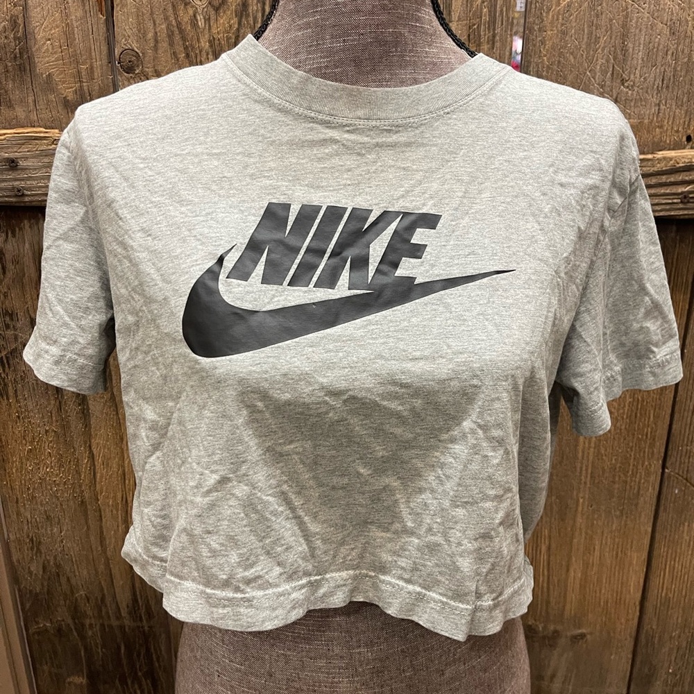 Women’s Cropped Nike T-Shirt